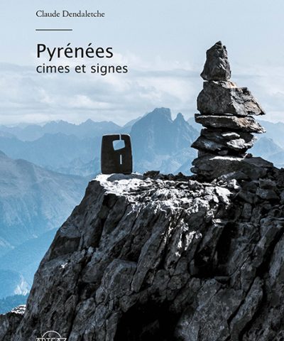Couverture du livre Pyrénées - Cimes et signes par Claude Dendaletche