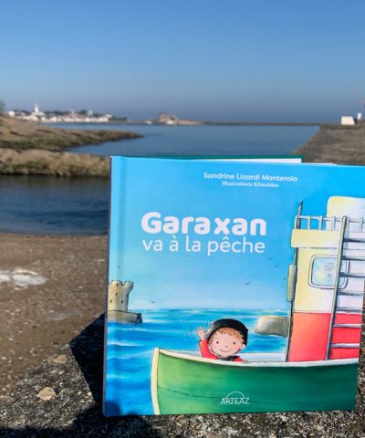 Couverture du livre Garaxan va à la pêche, prise de vue sur l'entrée du port de Saint Jean de Luz