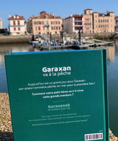 4eme de couverture du livre Garaxan va à la pêche, prise de vue sur le port de Saint-Jean-de-Luz